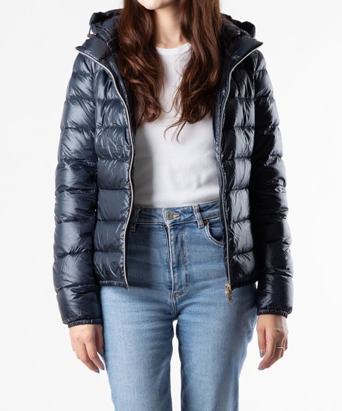 HERNO(ヘルノ)の「HERNO GIADA DOWNJACKET ヘルノ ショート ジャーダ ダウンジャケット(ダウンジャケット/コート・レディース・ブラック/キャメル/ネイビー系1・42/40/44)」の2枚目の写真