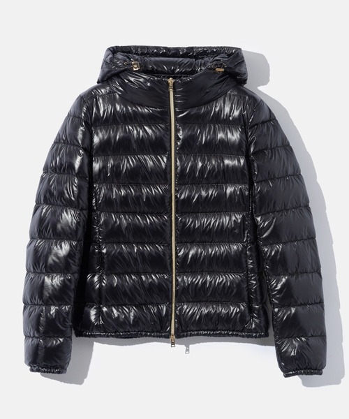 HERNO(ヘルノ)の「HERNO GIADA DOWNJACKET ヘルノ ショート ジャーダ ダウンジャケット(ダウンジャケット/コート・レディース・ブラック/キャメル/ネイビー系1・42/40/44)」の1枚目の写真