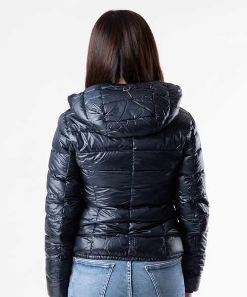HERNO(ヘルノ)の「HERNO GIADA DOWNJACKET ヘルノ ショート ジャーダ ダウンジャケット(ダウンジャケット/コート・レディース・ブラック/キャメル/ネイビー系1・42/40/44)」の6枚目の写真