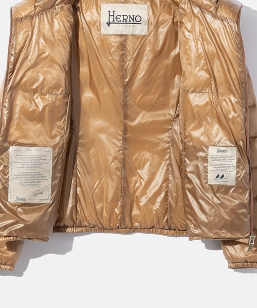 HERNO(ヘルノ)の「HERNO GIADA DOWNJACKET ヘルノ ショート ジャーダ ダウンジャケット(ダウンジャケット/コート・レディース・ブラック/キャメル/ネイビー系1・42/40/44)」の18枚目の写真