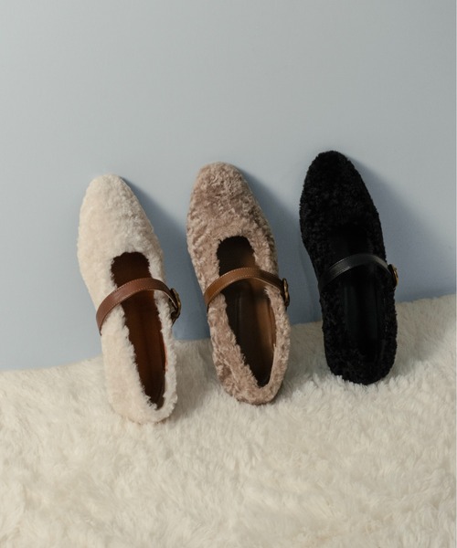 on:nue（オンニュ）の「【on:nue】[3色展開/5サイズ展開] ベルトアクセントファーフラットパンプス（バレエシューズ・レディース・ベージュ/アイボリー/ブラック・23.0cm/23.5cm/24.0cm/24.5cm/25.0cm）」の3枚目の写真