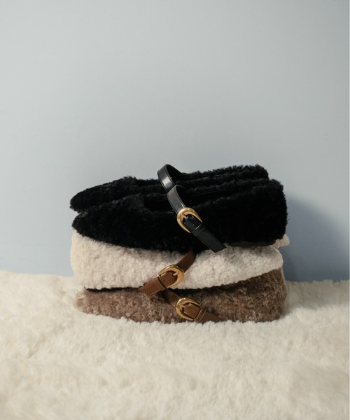 on:nue（オンニュ）の「【on:nue】[3色展開/5サイズ展開] ベルトアクセントファーフラットパンプス（バレエシューズ・レディース・ベージュ/アイボリー/ブラック・23.0cm/23.5cm/24.0cm/24.5cm/25.0cm）」の16枚目の写真