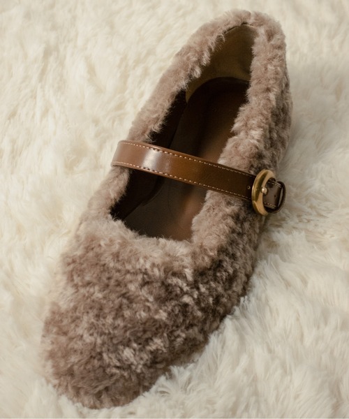 on:nue（オンニュ）の「【on:nue】[3色展開/5サイズ展開] ベルトアクセントファーフラットパンプス（バレエシューズ・レディース・ベージュ/アイボリー/ブラック・23.0cm/23.5cm/24.0cm/24.5cm/25.0cm）」の22枚目の写真