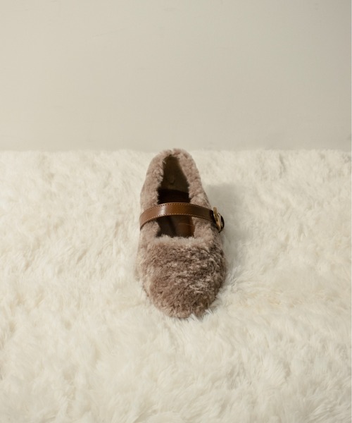 on:nue（オンニュ）の「【on:nue】[3色展開/5サイズ展開] ベルトアクセントファーフラットパンプス（バレエシューズ・レディース・ベージュ/アイボリー/ブラック・23.0cm/23.5cm/24.0cm/24.5cm/25.0cm）」の4枚目の写真