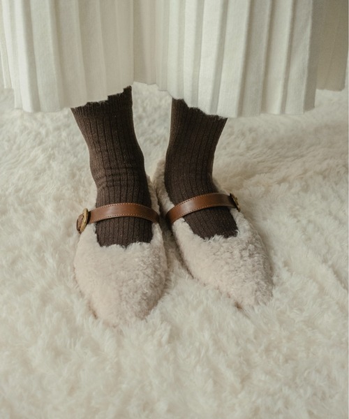 on:nue（オンニュ）の「【on:nue】[3色展開/5サイズ展開] ベルトアクセントファーフラットパンプス（バレエシューズ・レディース・ベージュ/アイボリー/ブラック・23.0cm/23.5cm/24.0cm/24.5cm/25.0cm）」の5枚目の写真