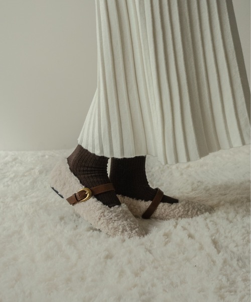 on:nue（オンニュ）の「【on:nue】[3色展開/5サイズ展開] ベルトアクセントファーフラットパンプス（バレエシューズ・レディース・ベージュ/アイボリー/ブラック・23.0cm/23.5cm/24.0cm/24.5cm/25.0cm）」の6枚目の写真