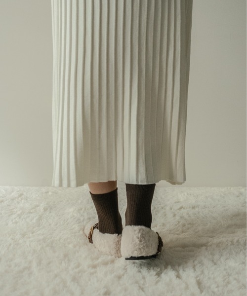 on:nue（オンニュ）の「【on:nue】[3色展開/5サイズ展開] ベルトアクセントファーフラットパンプス（バレエシューズ・レディース・ベージュ/アイボリー/ブラック・23.0cm/23.5cm/24.0cm/24.5cm/25.0cm）」の7枚目の写真