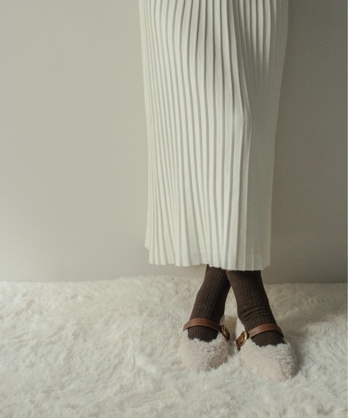 on:nue（オンニュ）の「【on:nue】[3色展開/5サイズ展開] ベルトアクセントファーフラットパンプス（バレエシューズ・レディース・ベージュ/アイボリー/ブラック・23.0cm/23.5cm/24.0cm/24.5cm/25.0cm）」の9枚目の写真