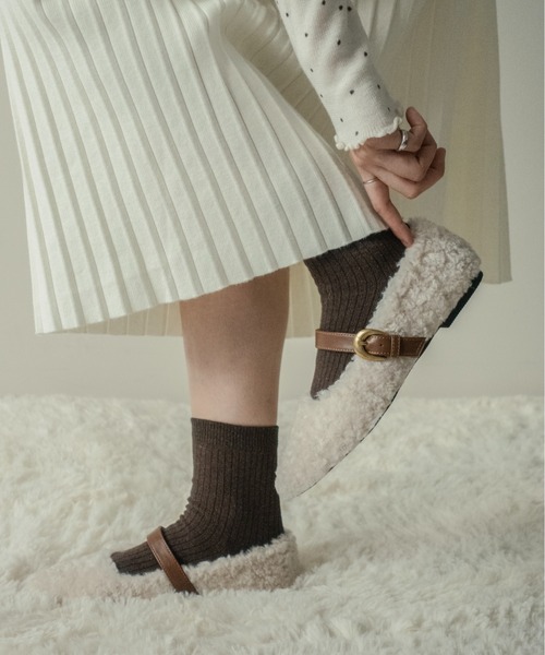 on:nue（オンニュ）の「【on:nue】[3色展開/5サイズ展開] ベルトアクセントファーフラットパンプス（バレエシューズ・レディース・ベージュ/アイボリー/ブラック・23.0cm/23.5cm/24.0cm/24.5cm/25.0cm）」の10枚目の写真