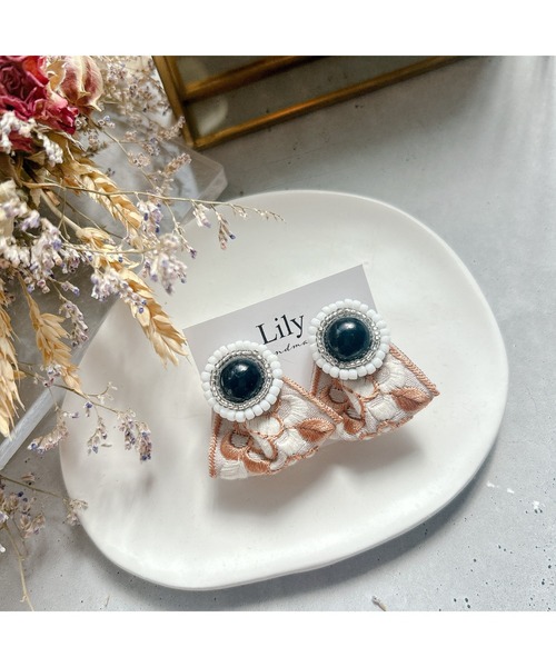 tone（トーン）の「【Lily accessory】インド刺繍リボンイヤリング(MA)（イヤリング・レディース・ベージュ・FREE）」の2枚目の写真