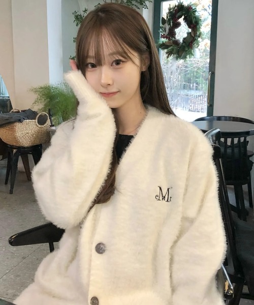 MUCENT(ムセント)の「【日本未発売/WEB限定】MUCENT(ムセント)/Vネック アンゴラ オーバーサイズ シャギー ニット カーディガン/POWDERY V-NECK ANGORA KNIT CARDIGAN(カーディガン/ボレロ・レディース・ブラック/アイボリー/チャコールグレー・FREE)」の2枚目の写真