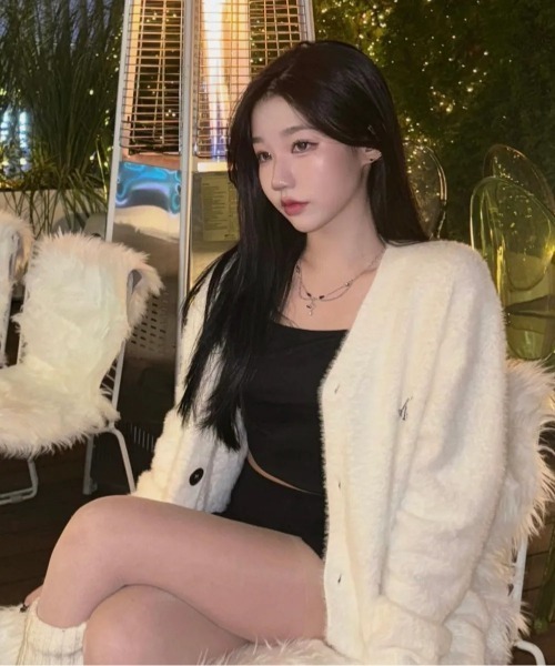 MUCENT(ムセント)の「【日本未発売/WEB限定】MUCENT(ムセント)/Vネック アンゴラ オーバーサイズ シャギー ニット カーディガン/POWDERY V-NECK ANGORA KNIT CARDIGAN(カーディガン/ボレロ・レディース・ブラック/アイボリー/チャコールグレー・FREE)」の10枚目の写真