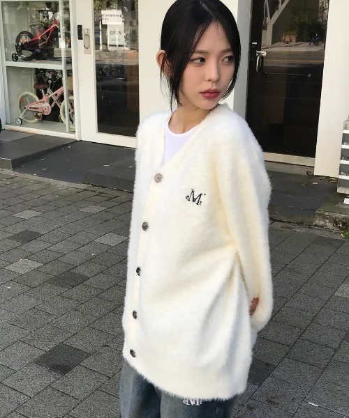 MUCENT(ムセント)の「【日本未発売/WEB限定】MUCENT(ムセント)/Vネック アンゴラ オーバーサイズ シャギー ニット カーディガン/POWDERY V-NECK ANGORA KNIT CARDIGAN(カーディガン/ボレロ・レディース・ブラック/アイボリー/チャコールグレー・FREE)」の7枚目の写真