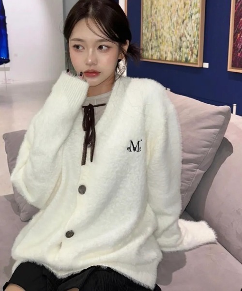 MUCENT(ムセント)の「【日本未発売/WEB限定】MUCENT(ムセント)/Vネック アンゴラ オーバーサイズ シャギー ニット カーディガン/POWDERY V-NECK ANGORA KNIT CARDIGAN(カーディガン/ボレロ・レディース・ブラック/アイボリー/チャコールグレー・FREE)」の9枚目の写真