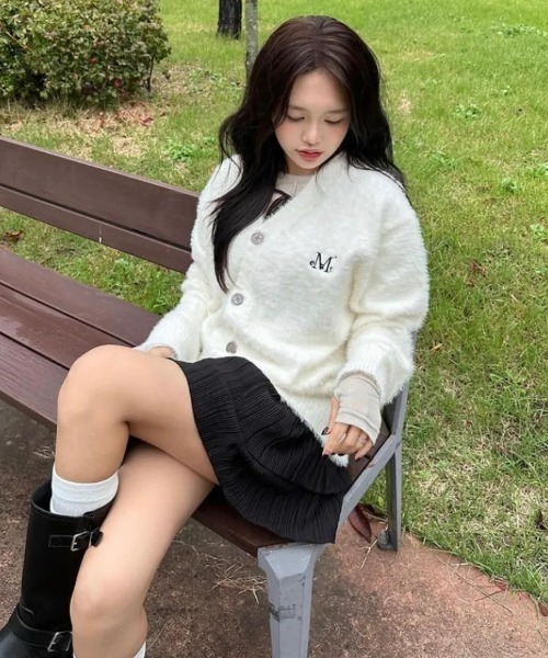 MUCENT(ムセント)の「【日本未発売/WEB限定】MUCENT(ムセント)/Vネック アンゴラ オーバーサイズ シャギー ニット カーディガン/POWDERY V-NECK ANGORA KNIT CARDIGAN(カーディガン/ボレロ・レディース・ブラック/アイボリー/チャコールグレー・FREE)」の11枚目の写真