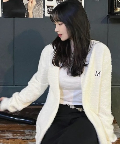 MUCENT(ムセント)の「【日本未発売/WEB限定】MUCENT(ムセント)/Vネック アンゴラ オーバーサイズ シャギー ニット カーディガン/POWDERY V-NECK ANGORA KNIT CARDIGAN(カーディガン/ボレロ・レディース・ブラック/アイボリー/チャコールグレー・FREE)」の13枚目の写真