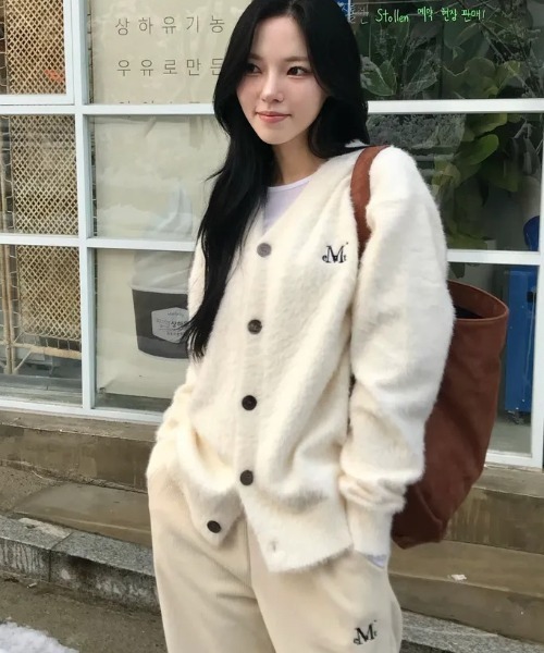 MUCENT(ムセント)の「【日本未発売/WEB限定】MUCENT(ムセント)/Vネック アンゴラ オーバーサイズ シャギー ニット カーディガン/POWDERY V-NECK ANGORA KNIT CARDIGAN(カーディガン/ボレロ・レディース・ブラック/アイボリー/チャコールグレー・FREE)」の4枚目の写真