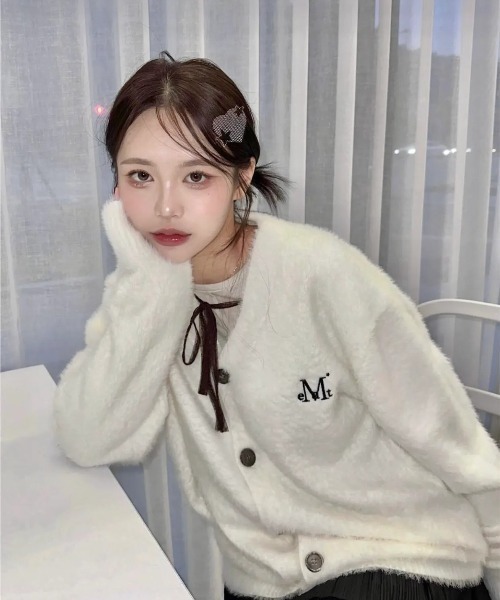 MUCENT(ムセント)の「【日本未発売/WEB限定】MUCENT(ムセント)/Vネック アンゴラ オーバーサイズ シャギー ニット カーディガン/POWDERY V-NECK ANGORA KNIT CARDIGAN(カーディガン/ボレロ・レディース・ブラック/アイボリー/チャコールグレー・FREE)」の8枚目の写真