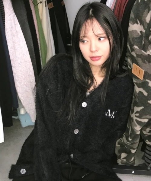 MUCENT(ムセント)の「【日本未発売/WEB限定】MUCENT(ムセント)/Vネック アンゴラ オーバーサイズ シャギー ニット カーディガン/POWDERY V-NECK ANGORA KNIT CARDIGAN(カーディガン/ボレロ・レディース・ブラック/アイボリー/チャコールグレー・FREE)」の14枚目の写真