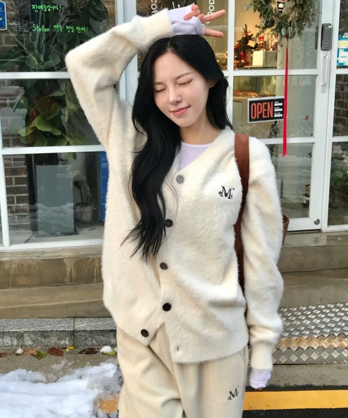 MUCENT(ムセント)の「【日本未発売/WEB限定】MUCENT(ムセント)/Vネック アンゴラ オーバーサイズ シャギー ニット カーディガン/POWDERY V-NECK ANGORA KNIT CARDIGAN(カーディガン/ボレロ・レディース・ブラック/アイボリー/チャコールグレー・FREE)」の5枚目の写真