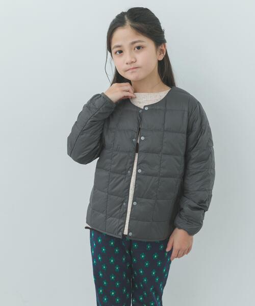TAION(タイオン)の「TAION CREW NECK BUTTON DOWN JACKET(KIDS)(その他アウター・キッズ・ライトベージュ/チャコールグレー・150/130/140)」の1枚目の写真