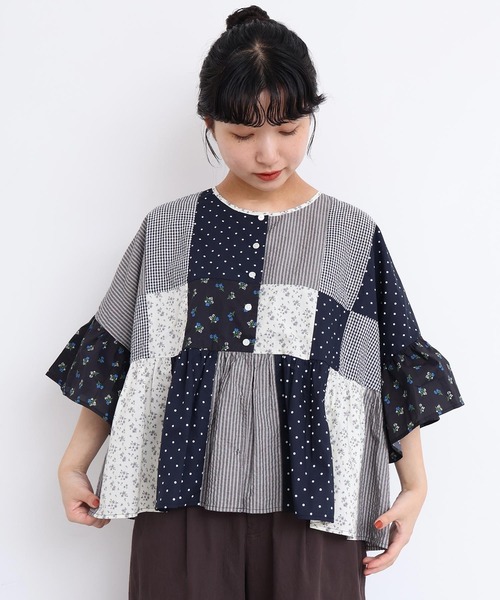 l'atelier du savon（アトリエドサボン）の「little garden パッチワークブラウス（シャツ/ブラウス・レディース・サックスブルー/ブラック・FREE）」の2枚目の写真