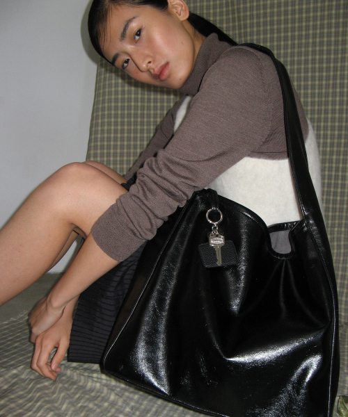 POTE(ポテ)の「0007 Layered Pouch Hobo Bag_Leather Black(ショルダーバッグ・レディース・その他・FREE)」の6枚目の写真