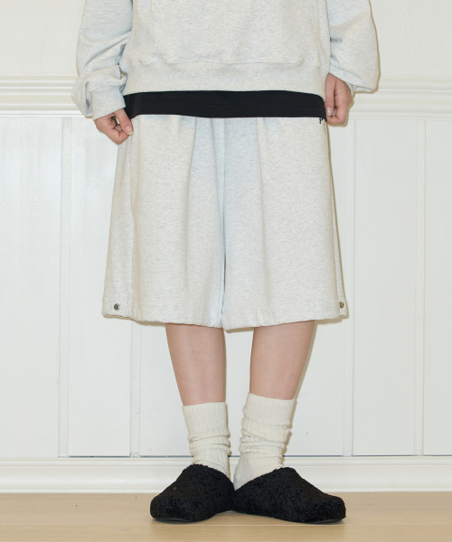 FEIHEI(フェイヘイ)の「LOVE’S HANDCUFFS バミューダスウェットパンツ L/グレー(その他パンツ・レディース・ライトグレー・SMALL/MEDIUM)」の2枚目の写真