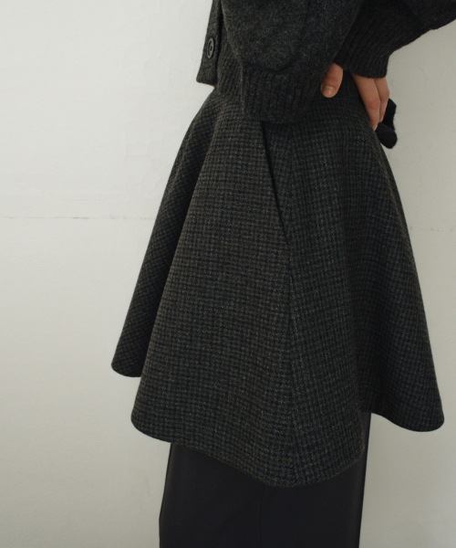 UNNOUT(アナウト)の「PREPPY CHECK WOOL SKIRT CHARCOAL(スカート・レディース・その他・SMALL/MEDIUM)」の3枚目の写真
