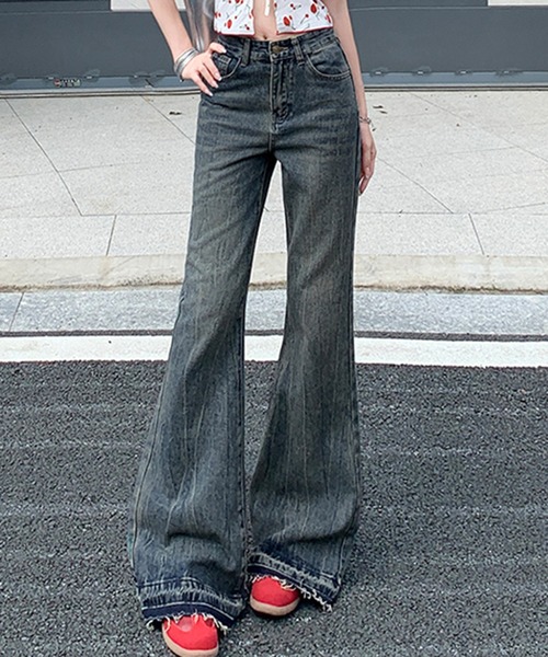 &soiree(アンドソワレ)の「裾フリンジフレアデニムパンツ(デニムパンツ・レディース・ブルー・X-LARGE/LARGE/MEDIUM/SMALL/X-SMALL)」の1枚目の写真