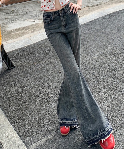 &soiree(アンドソワレ)の「裾フリンジフレアデニムパンツ(デニムパンツ・レディース・ブルー・X-LARGE/LARGE/MEDIUM/SMALL/X-SMALL)」の2枚目の写真