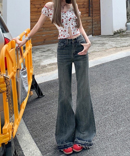 &soiree(アンドソワレ)の「裾フリンジフレアデニムパンツ(デニムパンツ・レディース・ブルー・X-LARGE/LARGE/MEDIUM/SMALL/X-SMALL)」の3枚目の写真