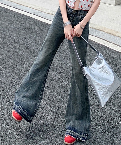 &soiree(アンドソワレ)の「裾フリンジフレアデニムパンツ(デニムパンツ・レディース・ブルー・X-LARGE/LARGE/MEDIUM/SMALL/X-SMALL)」の4枚目の写真