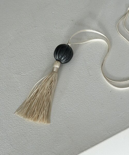 GALLARDAGALANTE(ガリャルダガランテ)の「タッセルコードネックレス(リング・レディース・ブラック/アイボリー・FREE)」の3枚目の写真