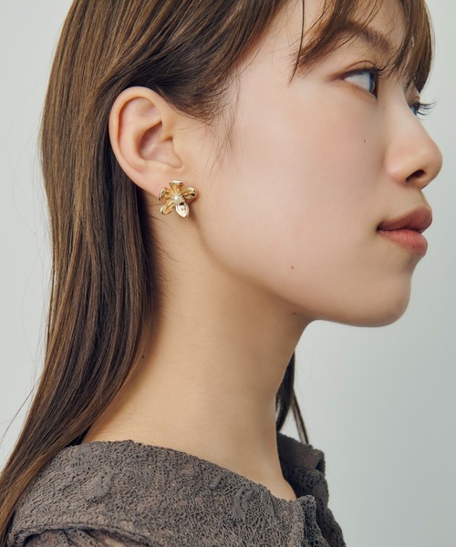 GOLDY(ゴールディ)の「メタル フラワー × パール ピアス(ピアス(両耳用)・レディース・シルバー系その他/ゴールド・FREE)」の6枚目の写真