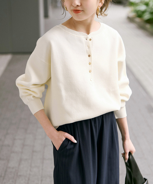 Spick & Span(スピックアンドスパン)の「《新色有り / 追加》メタルボタンヘンリーネックニット(ニット/セーター・レディース・ネイビー/ベージュ/ホワイト・FREE)」の2枚目の写真