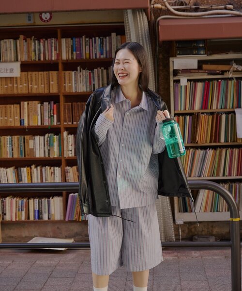 WHIMSIC（ウィムジック）の「【WHIMSIC/2サイズ展開】ヴィーガンレザーコーチジャケット（ブルゾン・レディース・ブラック/ベージュ・1/2）」の3枚目の写真