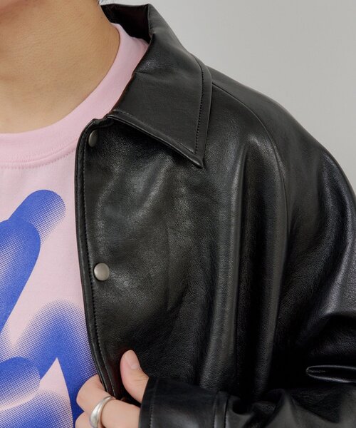 WHIMSIC（ウィムジック）の「【WHIMSIC/2サイズ展開】ヴィーガンレザーコーチジャケット（ブルゾン・レディース・ブラック/ベージュ・1/2）」の6枚目の写真