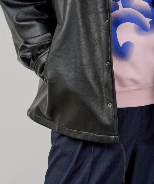 WHIMSIC（ウィムジック）の「【WHIMSIC/2サイズ展開】ヴィーガンレザーコーチジャケット（ブルゾン・レディース・ブラック/ベージュ・1/2）」の8枚目の写真