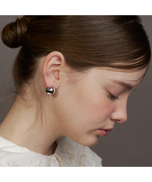 HEI(ヘイ)の「big metal ball earring(ピアス(両耳用)・レディース・ゴールド/ホワイト・FREE)」の2枚目の写真