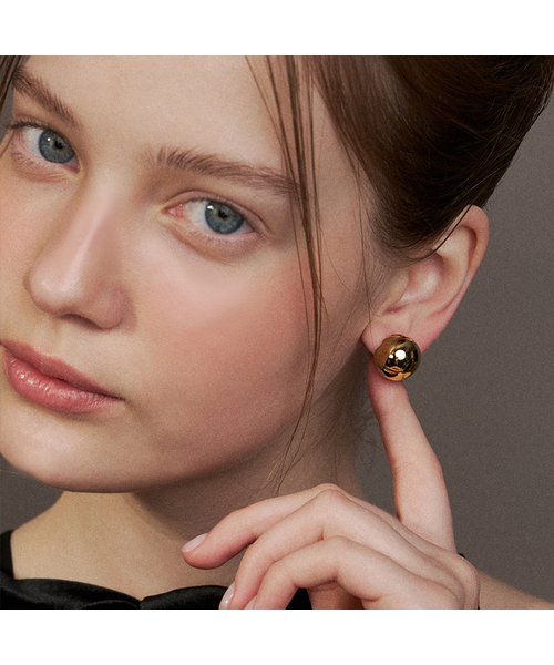HEI(ヘイ)の「big metal ball earring(ピアス(両耳用)・レディース・ゴールド/ホワイト・FREE)」の1枚目の写真