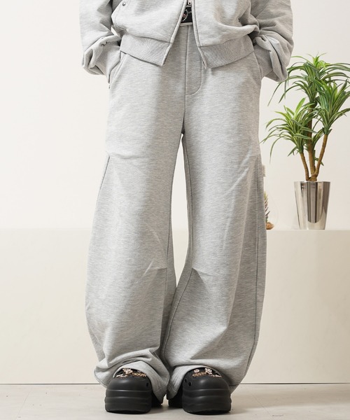 N.W.T(エヌダブルティー)の「【N.W.T】スタッズ バレルレッグ スウェットパンツ / セットアップ対応 / Studs Barrel Leg Sweatpants(スウェットパンツ・メンズ・ブラック/チャコールグレー/グレー・L/M)」の3枚目の写真
