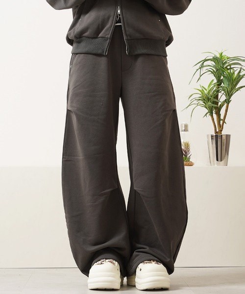 N.W.T(エヌダブルティー)の「【N.W.T】スタッズ バレルレッグ スウェットパンツ / セットアップ対応 / Studs Barrel Leg Sweatpants(スウェットパンツ・メンズ・ブラック/チャコールグレー/グレー・L/M)」の1枚目の写真