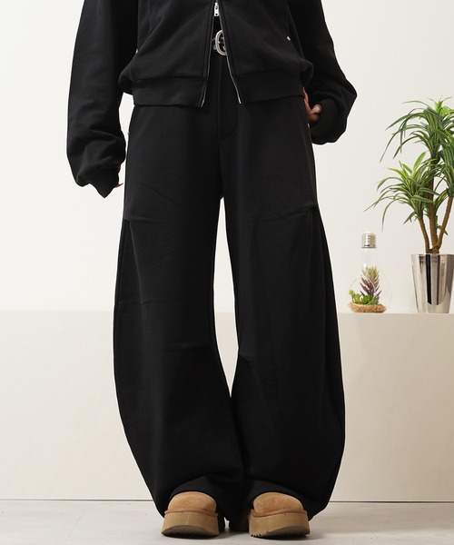 N.W.T(エヌダブルティー)の「【N.W.T】スタッズ バレルレッグ スウェットパンツ / セットアップ対応 / Studs Barrel Leg Sweatpants(スウェットパンツ・メンズ・ブラック/チャコールグレー/グレー・L/M)」の2枚目の写真