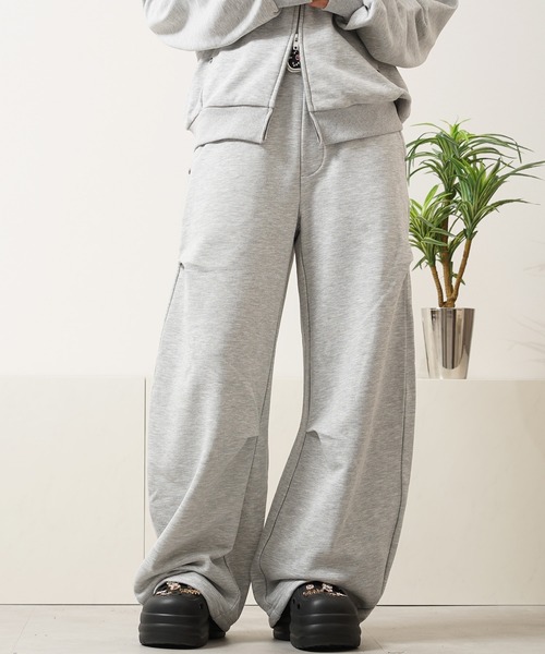 N.W.T(エヌダブルティー)の「【N.W.T】スタッズ バレルレッグ スウェットパンツ / セットアップ対応 / Studs Barrel Leg Sweatpants(スウェットパンツ・メンズ・ブラック/チャコールグレー/グレー・L/M)」の4枚目の写真