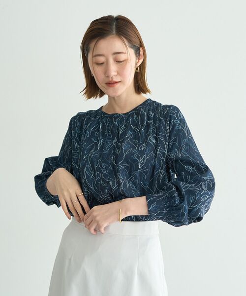 YECCA VECCA(イェッカヴェッカ)の「ラインフラワー柄ギャザーブラウス(シャツ/ブラウス・レディース・アイボリー/ネイビー・FREE)」の3枚目の写真
