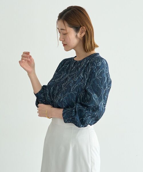 YECCA VECCA(イェッカヴェッカ)の「ラインフラワー柄ギャザーブラウス(シャツ/ブラウス・レディース・アイボリー/ネイビー・FREE)」の4枚目の写真
