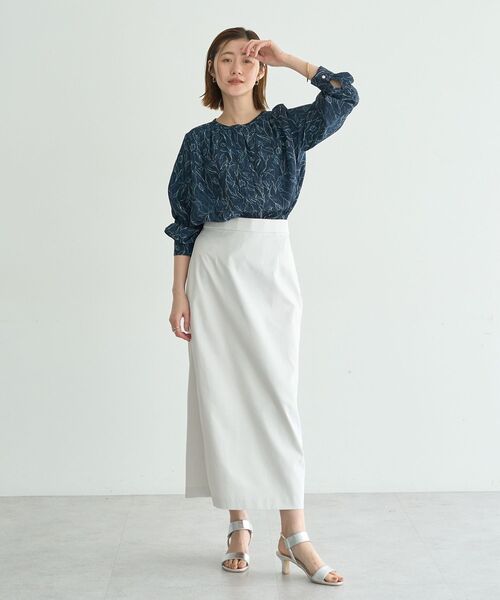 YECCA VECCA(イェッカヴェッカ)の「ラインフラワー柄ギャザーブラウス(シャツ/ブラウス・レディース・アイボリー/ネイビー・FREE)」の5枚目の写真