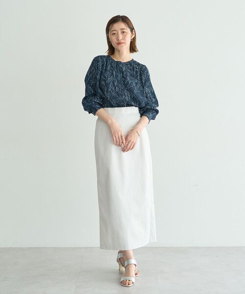 YECCA VECCA(イェッカヴェッカ)の「ラインフラワー柄ギャザーブラウス(シャツ/ブラウス・レディース・アイボリー/ネイビー・FREE)」の6枚目の写真