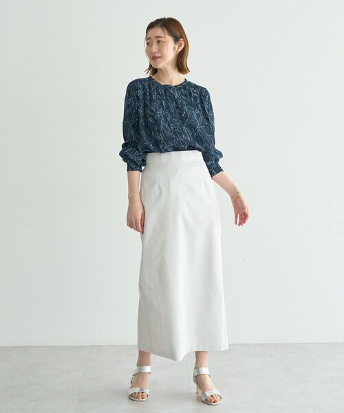YECCA VECCA(イェッカヴェッカ)の「ラインフラワー柄ギャザーブラウス(シャツ/ブラウス・レディース・アイボリー/ネイビー・FREE)」の7枚目の写真